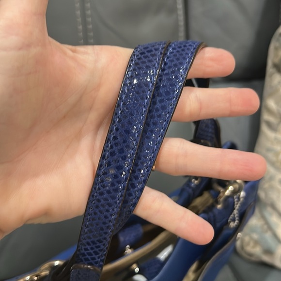 Elegant Blue Leather Handbag - Picture 3 of 6